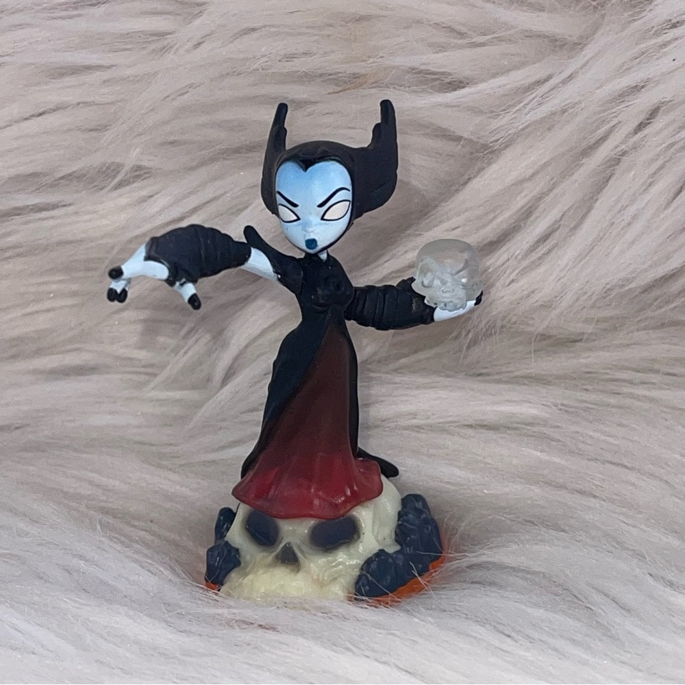2012 Skylanders Giants Hex Figure Activision Model #84550888 LightCore